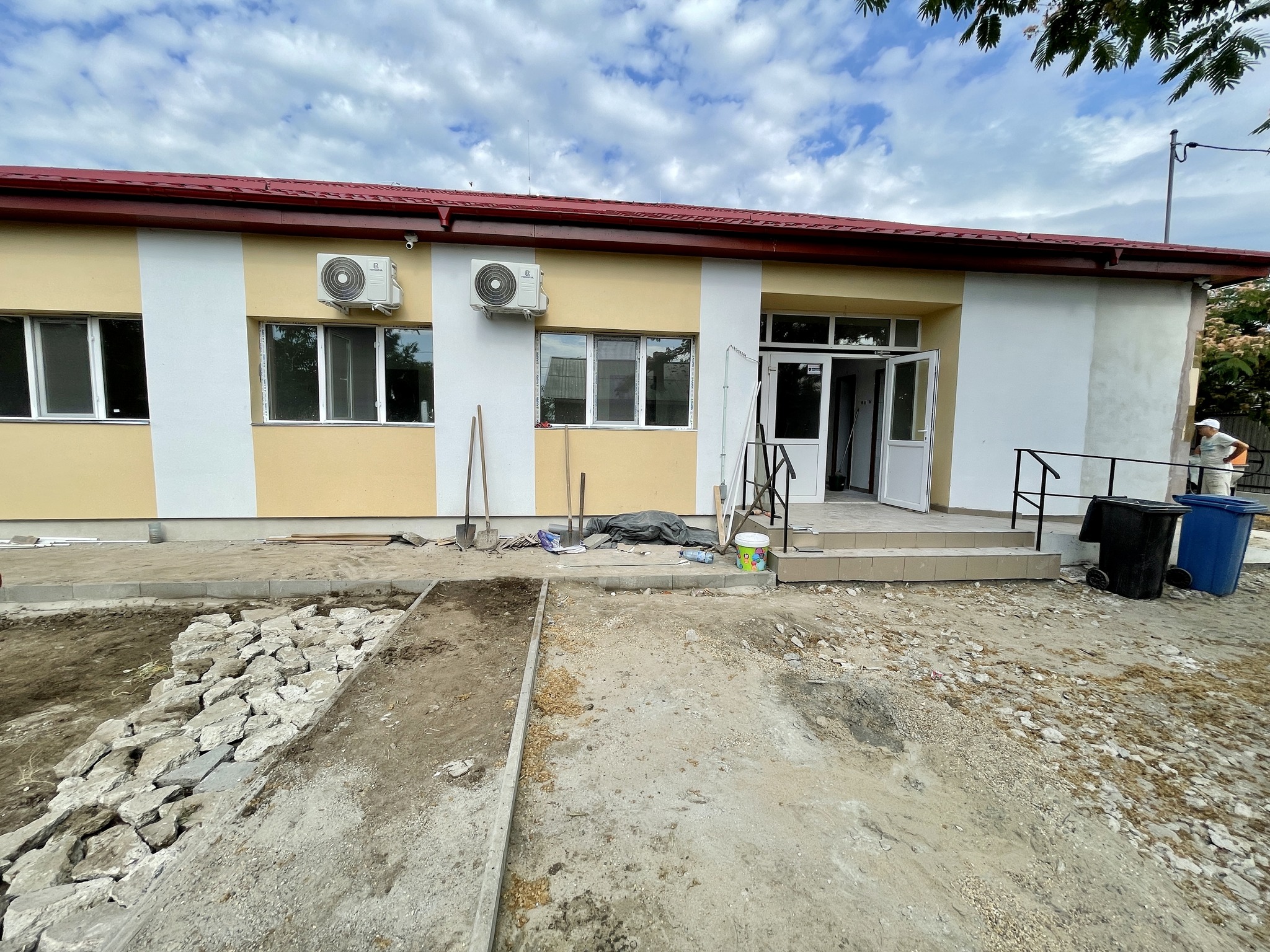 Cod SMIS proiect: 126111 „Modernizare Centru comunitar existent si amenajare zone adiacente (Oborul Nou)”